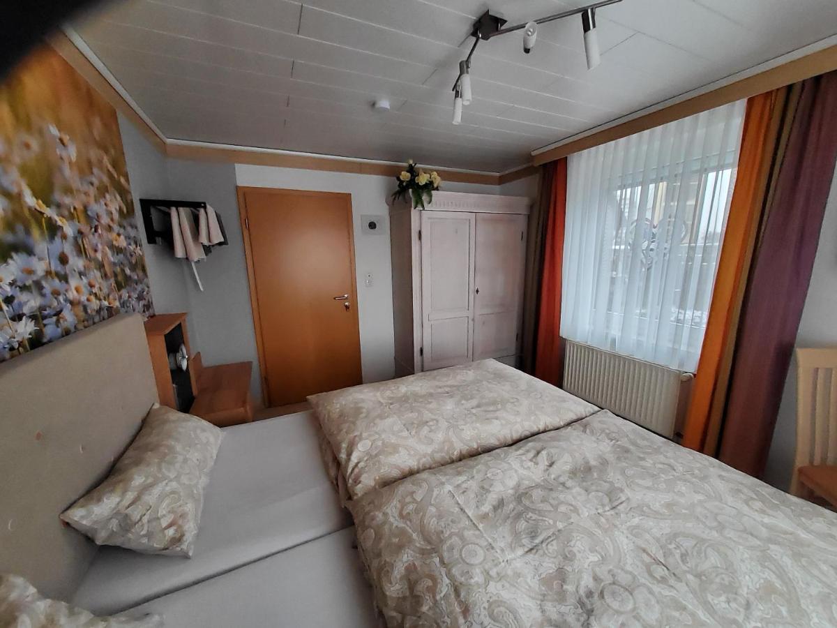 Zweibettzimmer mit Gartenblick